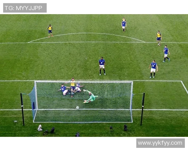 足球眼神的魅力解析与球场情感的深度交融探讨